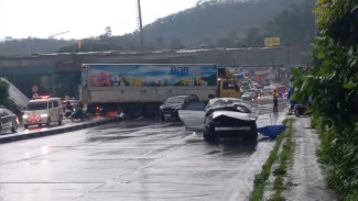 Ngeri! Rem Blong di Turunan Bawen, Truk Hantam 4 Mobil