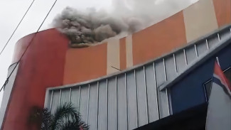 Asap Tinggi Kejutkan Warga, Kebakaran di Swalayan Ungaran Cepat Diatasi