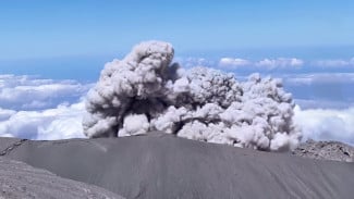 Semeru Meletus 31 Kali dalam 6 Jam, Awan Panas Sampai Jembatan Perak