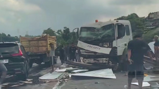 Truk Hajar Beberapa Kendaraan di Jalan Tol Semarang, Sopir Alphard Meninggal