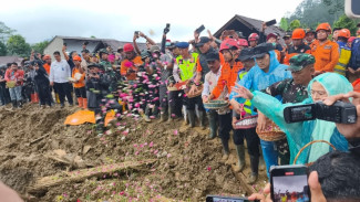 Operasi SAR Longsor Banjarnegara Dihentikan, Keluarga Korban Tabur Bunga di Lokasi