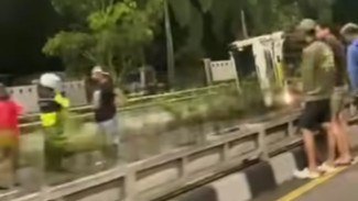 Truk Lawan Arah di Gombel Semarang, Lalu Terguling di Flyover Jatingaleh