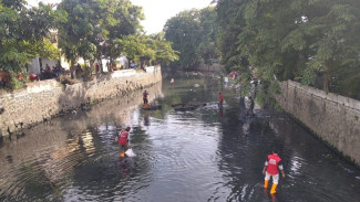 Pemkot Semarang Resik-resik Kali Semarang