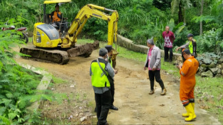 BPBD Kerahkan Alat Berat Tangani Longsor di Banyubiru