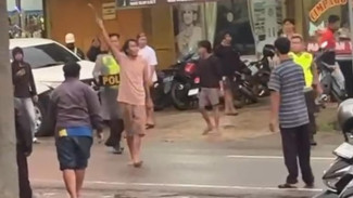 Viral Di Medsos, Pria Diduga ODGJ Ngamuk Bawa Sajam Di Tengah Jalan Raya