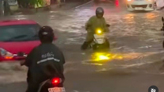 Viral Banjir di Dekat Undip Semarang, Sepeda Motor Melaju Setengah Badan