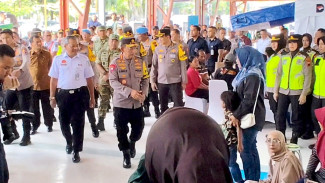 Pantau Arus Mudik di Stasiun Semarang Tawang, Kapolri: Waspadai Cuaca Ekstrem Selama Nataru