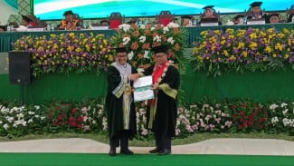 Unissula Kukuhkan Prof. Dr. Akhsanul Khaq Sebagai Guru Besar Kehormatan Bidang Ilmu Manajemen