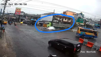 Dramatis, Truk Rem Blong Hantam Tugu di Turunan Kertek Wonosobo