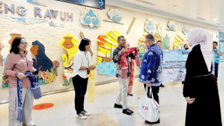 Penerbangan Perdana Tahun 2026, Penumpang Dapat Kain Batik di Bandara Ahmad Yani Semarang
