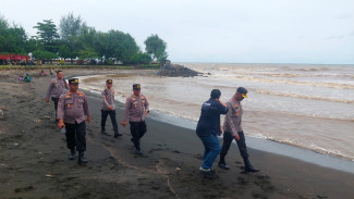 Tak Peduli Pantai Berwarna Coklat, Wisatawan Ramai Kunjungi Pantai di Kendal Pada Libur Tahun Baru