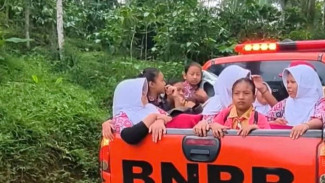 BPBD Temanggung Antar Jemput Anak Sekolah Pakai Mobil Double Cabin Akibat Jalan Longsor