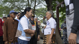 Pemkot Semarang Salurkan 400 Paket Sembako bagi Nelayan Semarang Utara yang Terdampak Angin Barat
