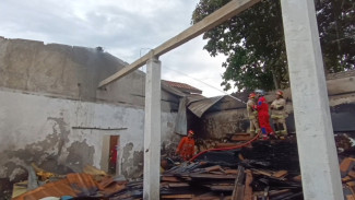 Kebakaran Ludeskan LPK Di Kabupaten Semarang, Damkar Kerahkan 9 Unit Mobil Pemadam