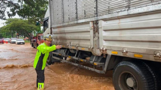 Pantura Pati-Rembang Lumpuh Diterjang Banjir, Polisi Lakukan Rekayasa Darurat