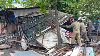 Pemkot Semarang Bongkar Lapak PKL di Atas Drainase Pasar Kobong