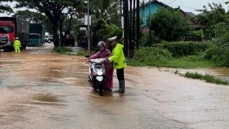 Perjuangan Pengendara Motor Terjang Banjir di Pantura Pati, Nyaris Mogok Sebelum Ditolong Polisi