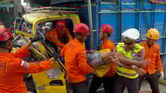 Sopir Mengantuk, Truk Tabrak Kendaraan Parkir di Jalur Pantura Semarang, Satu Tewas