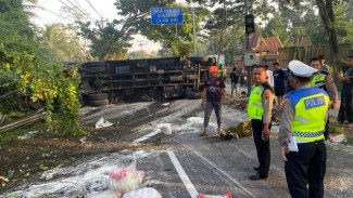 Truk Angkut Beras 25 Ton Terguling Di Salatiga, Diduga Alami Rem Blong