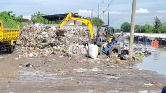 Kerja Gotong Royong Jajaran Pemkot Semarang Berhasil Bersihkan Sampah di TPS Muktiharjo Kidul