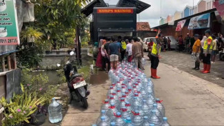 Brimob Polda Jateng Pasok Air Bersih ke Lokasi Terdampak Banjir di Pekalongan