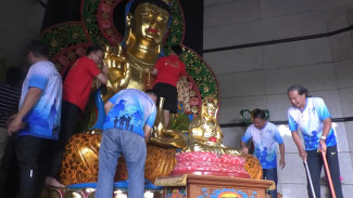 Lintas Agama Kompak Bersihkan Vihara Watugong Jelang Imlek 2577