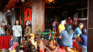 Sambut Imlek Umat Vihara Gunung Kalong Bersihkan Ribuan Rupang