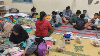 Bantuan Logistik Berdatangan ke Tempat Pengungsian Banjir Bandang Dinar Indah Semarang