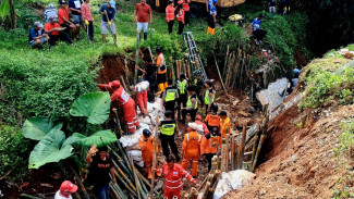 Ambles Empat Meter, Aktivitas Warga Terganggu Akibat Jalan Penghubung Rusak