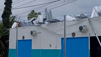 Diterjang Badai, Atap Dapur SPPG di Semarang Jebol dan Porak Poranda