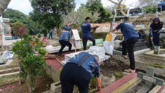 Sambut Bulan Suci Ramadhan, Warga Binaan Rutan Salatiga Bersihkan Makam dan Masjid