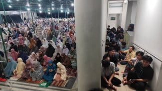 Antusiasme Tinggi, Salat Tarawih di Masjid Undip Penuh Sesak hingga Meluap ke Lorong
