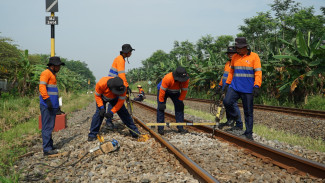 Bantalan Rel Rusak dan Retak, Petugas KAI Semarang Sibuk Ganti Baru Jelang Arus Mudik Lebaran