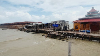 Tongkang Kena Badai, Hantam Pemukiman dan Makam Religi di Demak