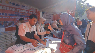 Ratusan Warga Antri beras dan Minyak Murah Di GPM Dispertanikap Kab. Semarang