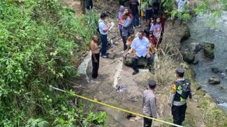 Mayat Bayi Dalam Kaleng Roti, Ditemukan Warga Di Sungai Jetis