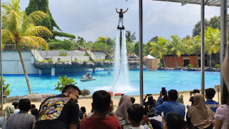 Sensasi Akrobatik di Atas Air, Dusun Semilir Hadirkan Flyboard Show