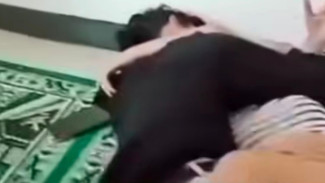 Cowok Cewek Diguyur Air Satu Ember Saat  Kepergok Tidur Berpelukan Pakai Celana Seksi di Dalam Mushola Pantai Kebumen