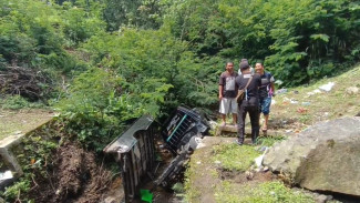 Mobil Pick Up Angkut Sayur Terjun Kesungai Sedalam 10 Meter