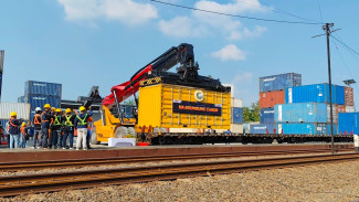 KA Brumbung Cargo Meluncur Perdana, Angkut Peti Kemas Logistik ke Tanjung Priok