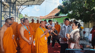 Biksu Thudong Jalan Kaki ke Candi Sewu Tiba di Semarang, Singgah di Masjid