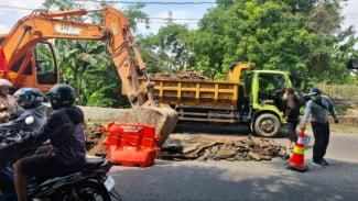Jalan Rusak di Kota Semarang Akibat Beban Berlebih, Perbaikan Sedang Berjalan
