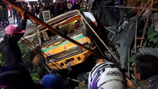 Truk Tangki Rem Blong Tabrak kios dan Pengendara Motor, Satu Orang Tewas