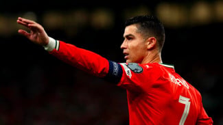 Ronaldo Diketawain Dunia, Sundulan Luput, Tendangan Melambung ke Luar Angkasa