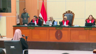 Sidang Perdana Tuduhan Ijazah Palsu Jokowi, Dokter Tifa Duduk di Kursi Terdakwa