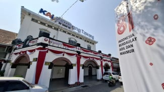 Semarak Kemerdekaan, Stasiun Kereta Api Dalam Balutan Merah Putih