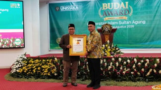 Unissula Beri Penghargaan Budai Award 2026 Untuk Taj Yasin Maimoen, Rektor: Keteladanan Beliau Menjadi Inspirasi