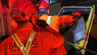 Kecelakaan Truk Pasir di Lampu Merah Secang, SopirTerjepit di Kabin
