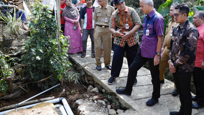 Ganjar cek septic tank mini higienis di Banjarnegara