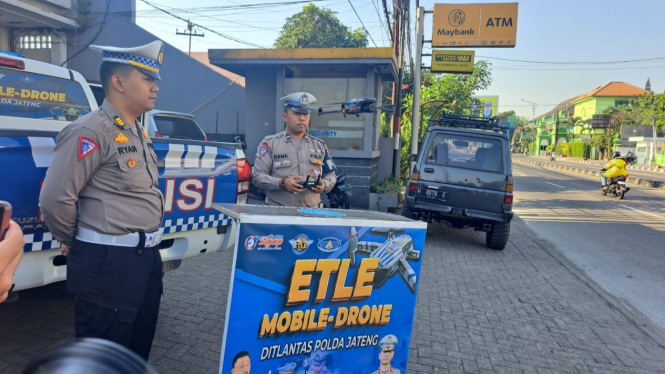 Petugas operasikan drone ETLE di Semarang.